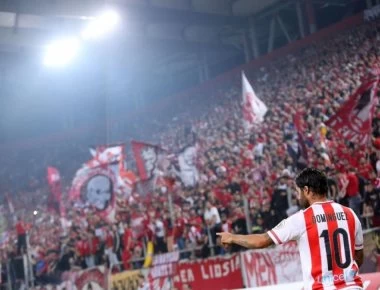 Ο Ολυμπιακός καταγγέλλει προσπάθεια προβοκάτσιας με φωτοβολίδες ευθείας βολής στο παιχνίδι με την ΑΕΚ!